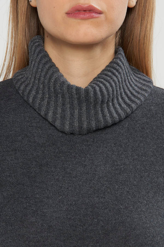 Maglia dolcevita in filato di lana merinos, cashmere e lamè.