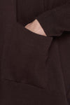 Maglia over scollo a V in filato di pura lana merinos extrafine.