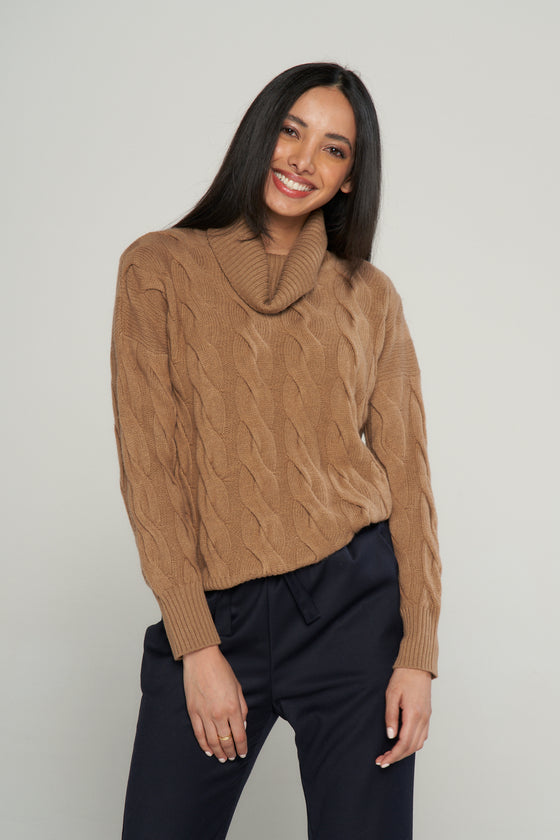 Maglione a trecce con collo a ciambella in filato di lana merinos, cashmere e seta.