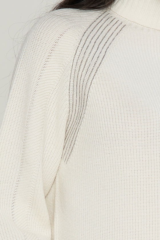 Maglia dolcevita integrale in filato di pura lana merinos extrafine. Applicazione di borchiette.