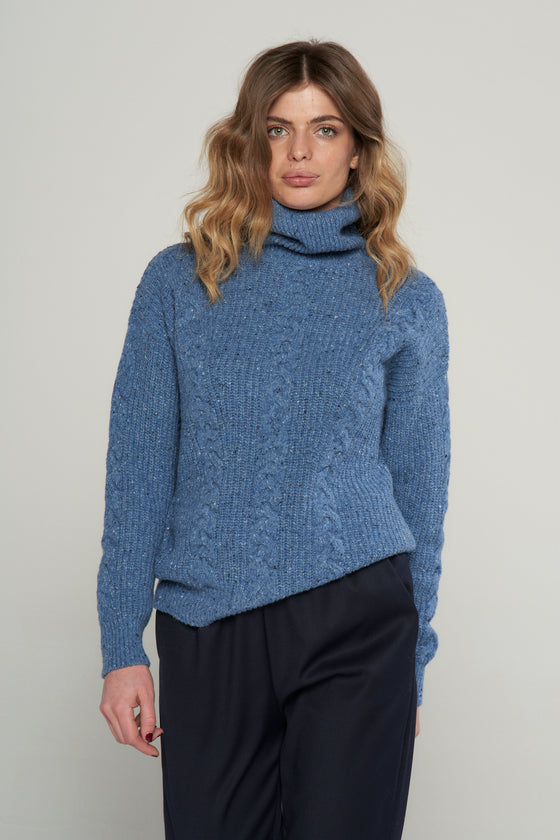 Maglione mezza maglia inglese e trecce centrali, in filato di lana merinos bouclè.