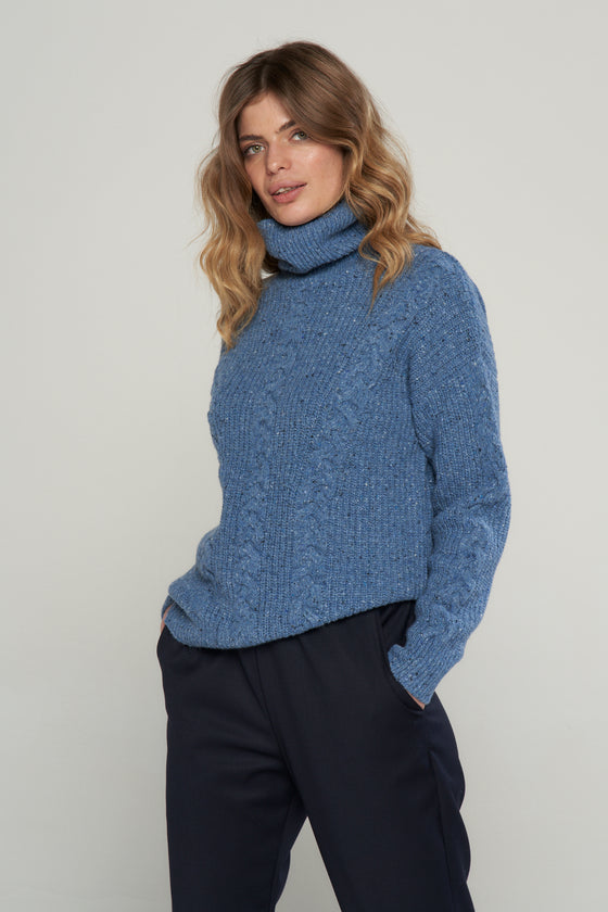 Maglione mezza maglia inglese e trecce centrali, in filato di lana merinos bouclè.